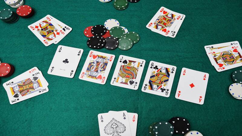 Poker là trò chơi sử dụng bộ bài tây 52 lá và mỗi ván chơi sẽ có từ 2 đến 10 người tham gia